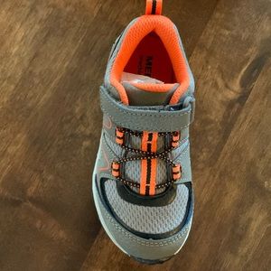 Merrell hiking shoe boys size 9 1/2 W